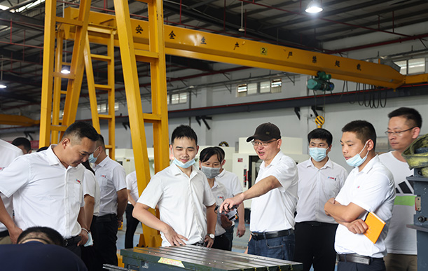 走進(jìn)工廠，領(lǐng)略制造魅力